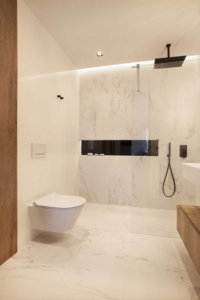 Baño revestido de porcelanato simil marmol